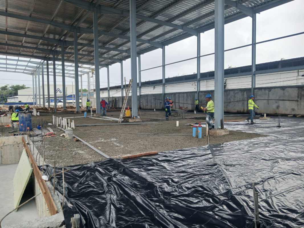 Interior view of warehouse under construction steel beams concrete base Juan Díaz Panama