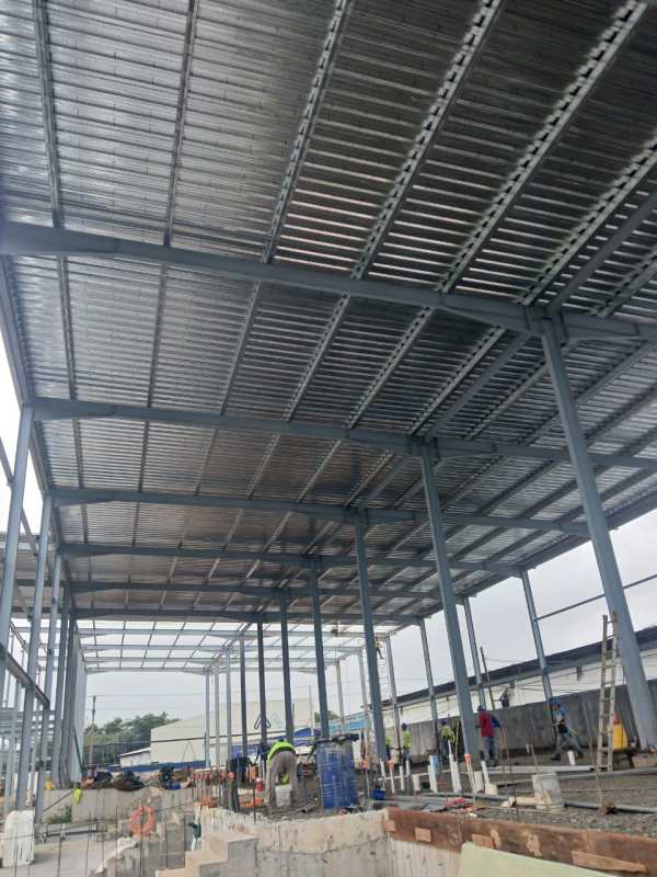 Partially completed commercial warehouse with steel frame in Juan Díaz Panama City