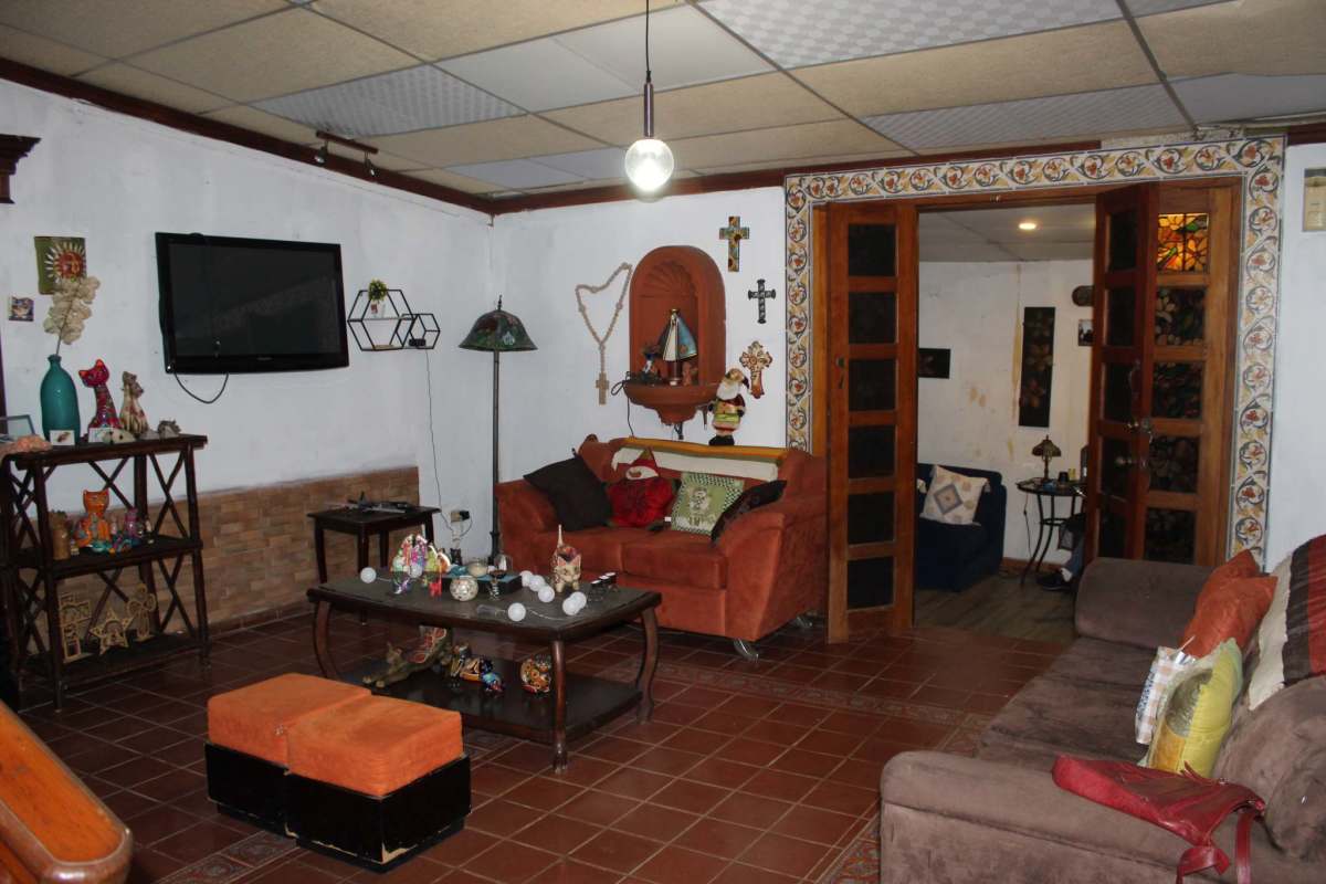 Bedroom with ceiling fans, AC, ensuite bathroom, traditional furnishing in Cerro Azul property