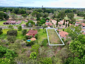 Neighborhood surroundings with green spaces and fencing in Coronado Golf & Beach Resort Panama