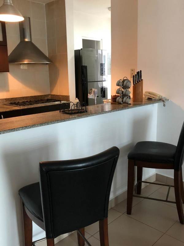 Modern lobby entrance with concierge desk at PH Met 1 San Francisco Panama