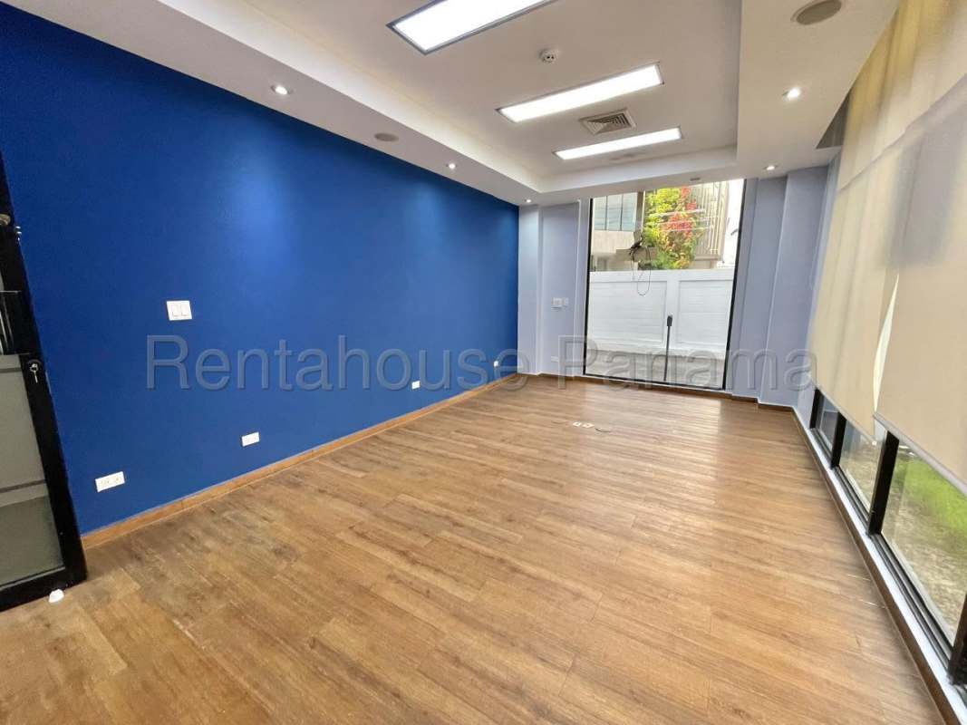 Industrial warehouse space with rolling shutter door and concrete floor for rent in Costa del Este Panama