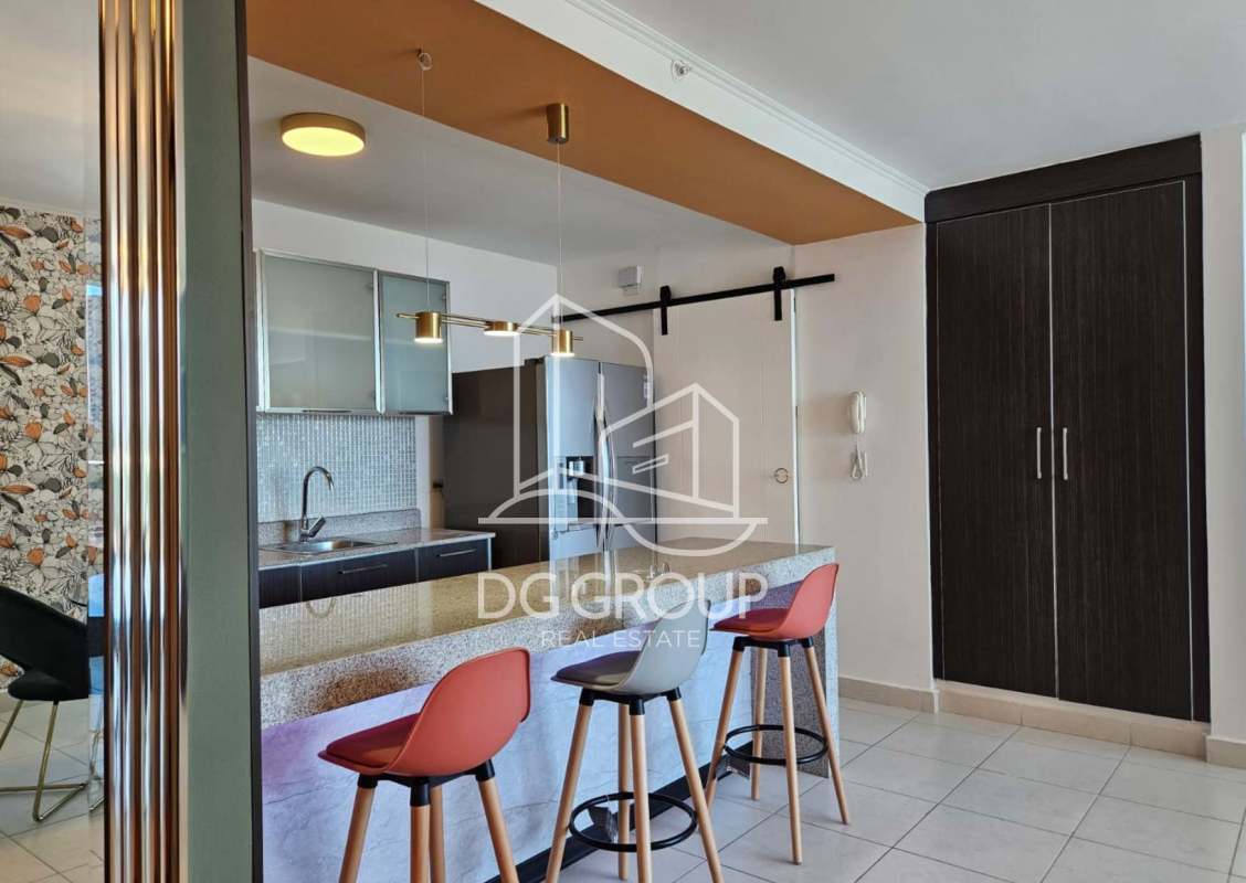 Master bedroom with bathroom and bathtub, furnished in PH Miró El Cangrejo Panama