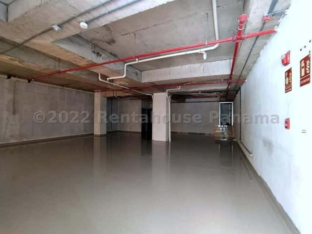 Storefront with large glass windows and double doors at Centro Comercial Pueblo Nuevo