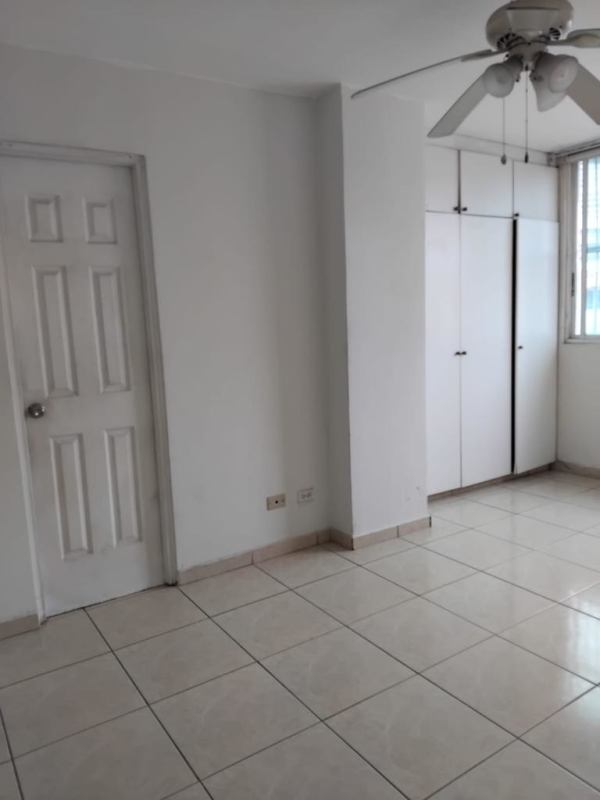 Master bedroom with ceramic floors, built-in closet, windows in PH Palma Panama City