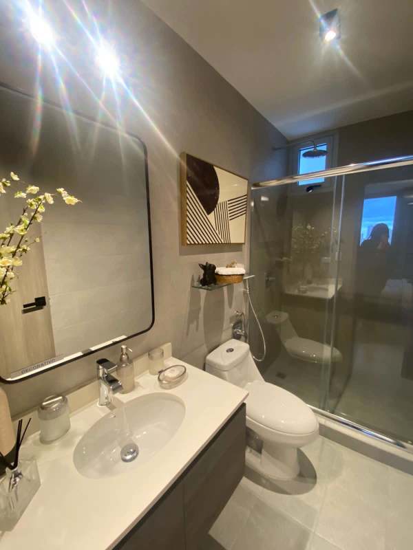 Modern bathroom with glass-enclosed shower and elegant finishes in PH Rise Panama