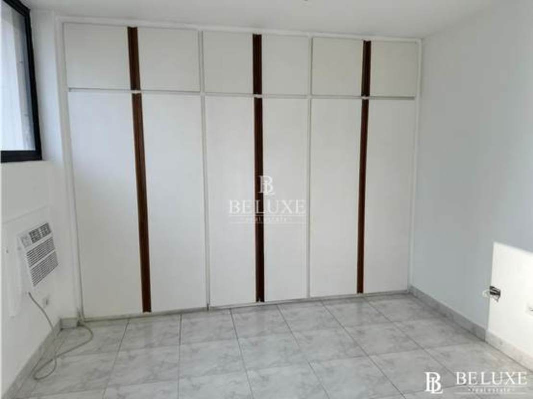 Modern bathroom with tile, large mirror, window and shower in PH Perla del Pacífico Panama