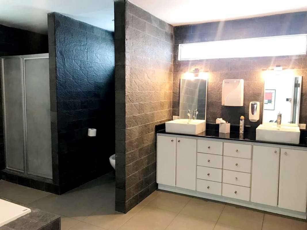 Bedroom in duplex house Obarrio with closets and balcony overlooking garden