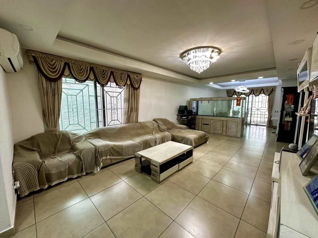 Large bright living room with tiled floor and ample space in Dorado Village house Condado del Rey Panama