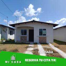 Second bedroom with tiled floors and window in house rental Penonomé Panama