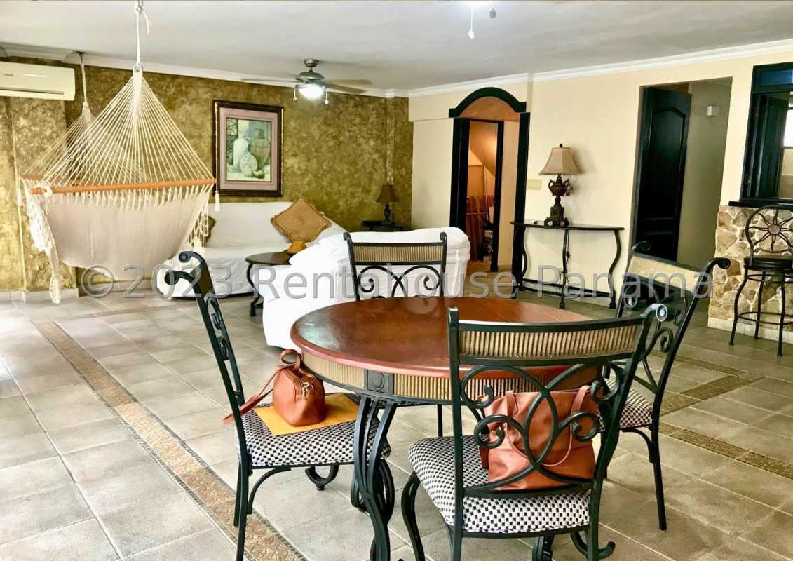 Bright second bedroom with ceramic floors and closet in Panama Obarrio