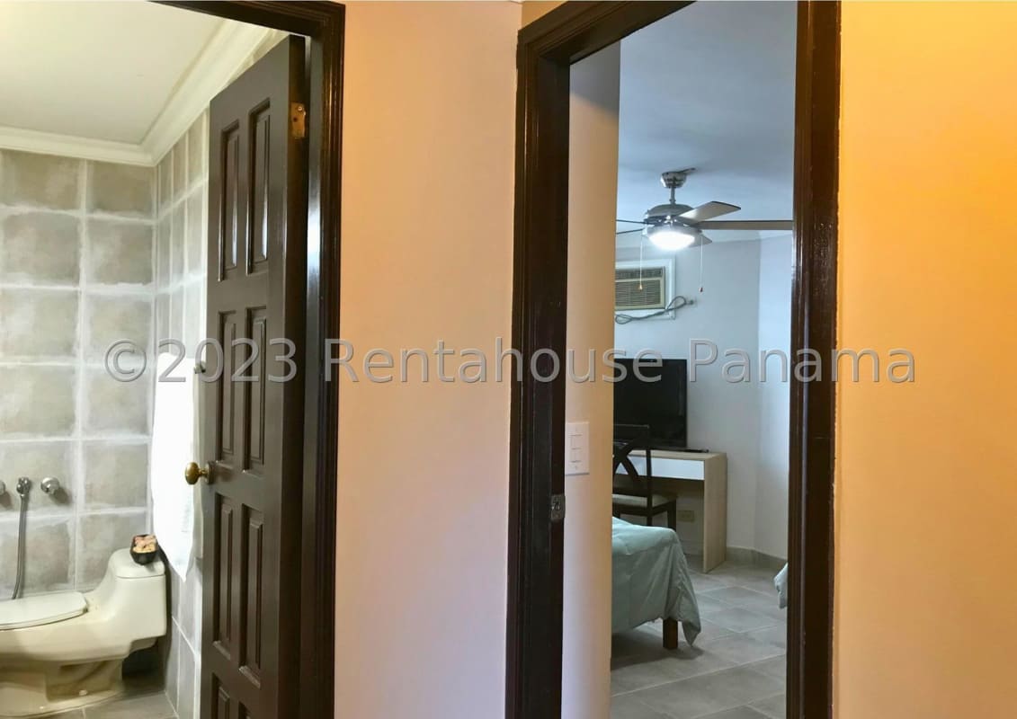 Spacious master bedroom with closet, en-suite bath, large window with city views in Obarrio Panama