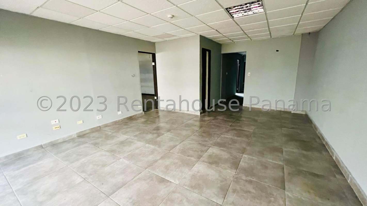 Glass-partitioned mezzanine office inside warehouse at OfiDepositos Tocumen