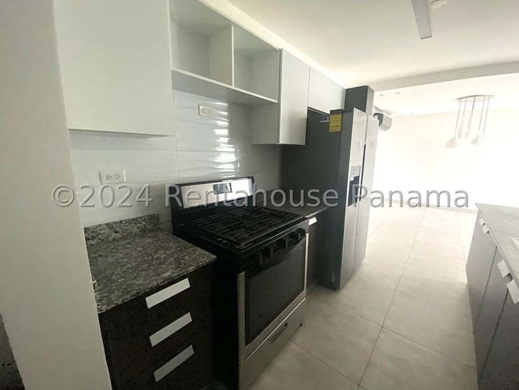 Unfurnished bedroom with city view window, tile floor, built-in closet in PH Condado Gardens Panama