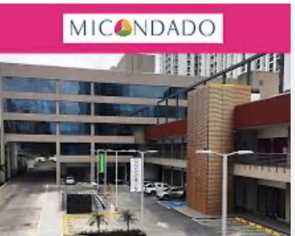 Facade of commercial plaza Mi Condado with parking area in Condado del Rey Panama