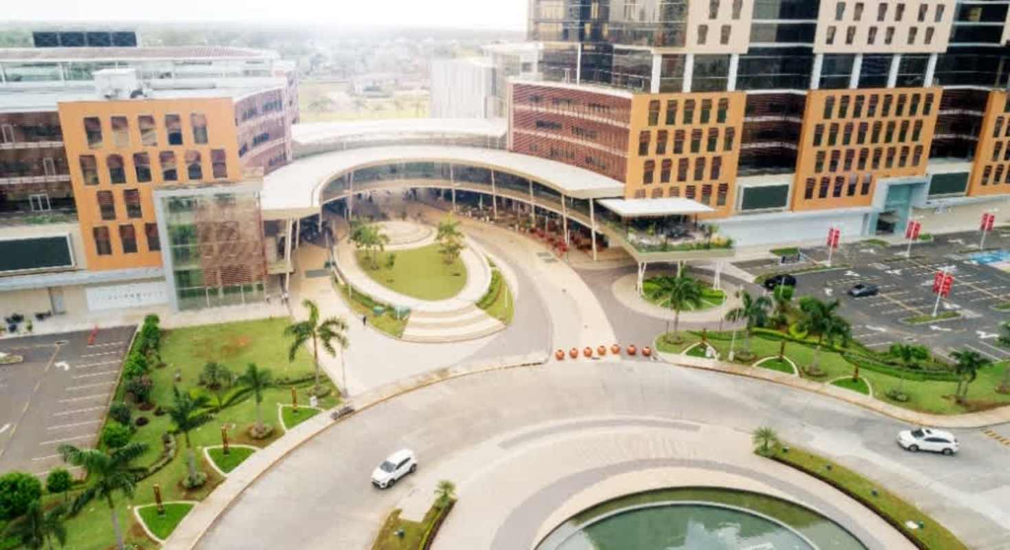 Aerial photo of Town Center Costa del Este complex with landscaping and parking