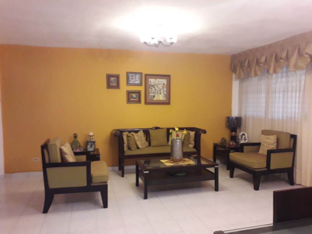 Kitchen with granite countertop, light wood cabinets, tiled backsplash in Urbanización Limajo house Panama