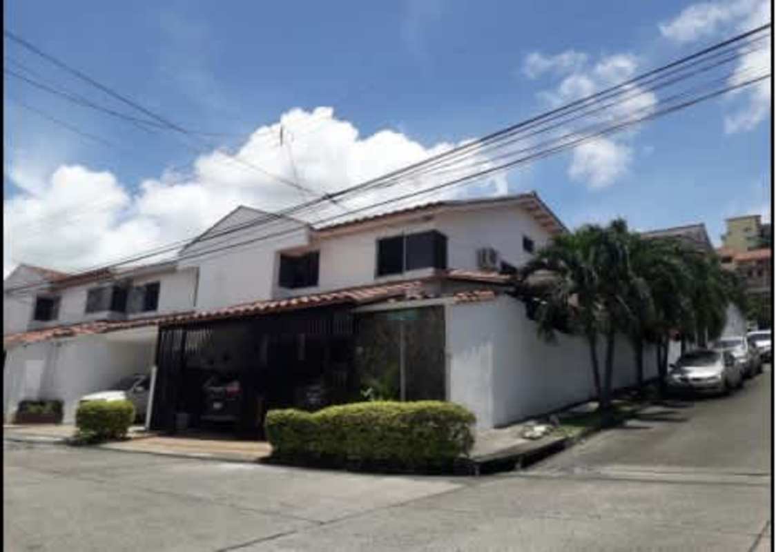 Large living room with window, yellow accent wall, traditional furniture Urbanización Limajo Panama