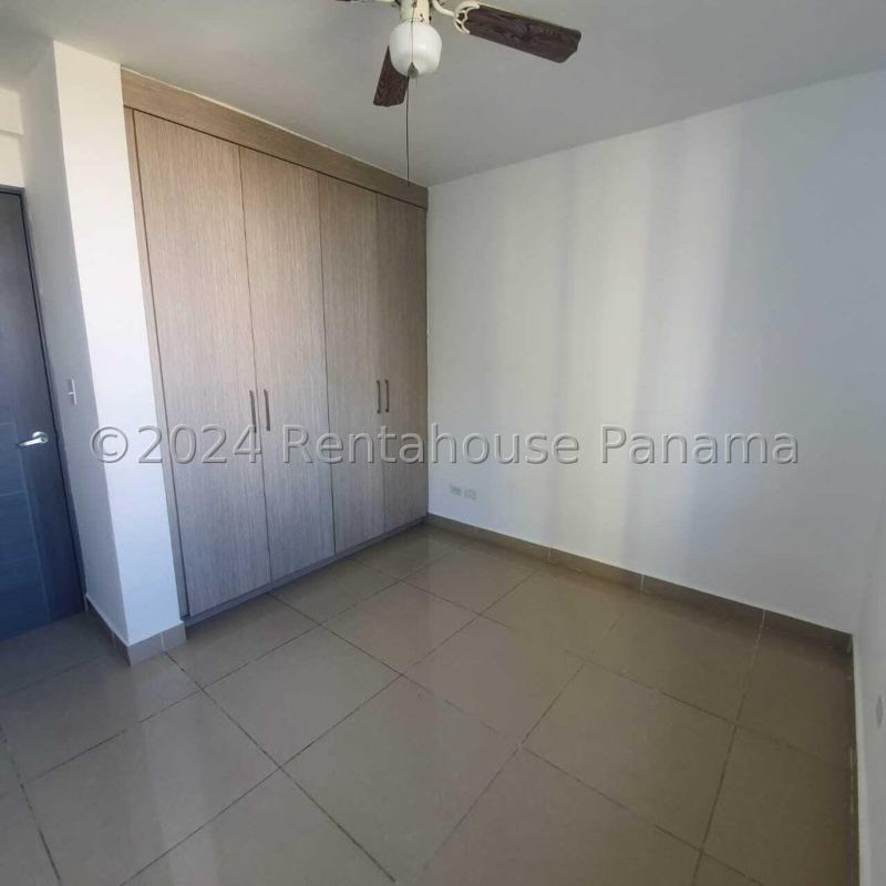 Bedroom with built-in wardrobe and ceiling fan Green Park Condado del Rey Panama