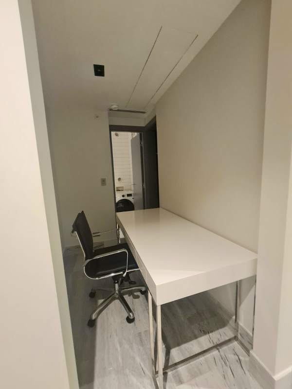 Small modern office nook with desk and chair in apartment PH Nuovo by Artmani Panama City Bella Vista
