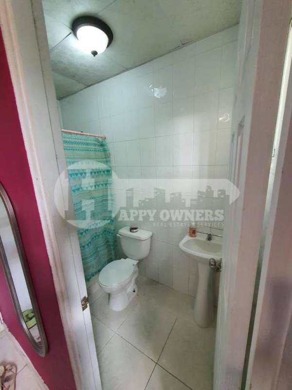 Open kitchen with granite countertops and breakfast bar in PH Ambar Pedregal Panama