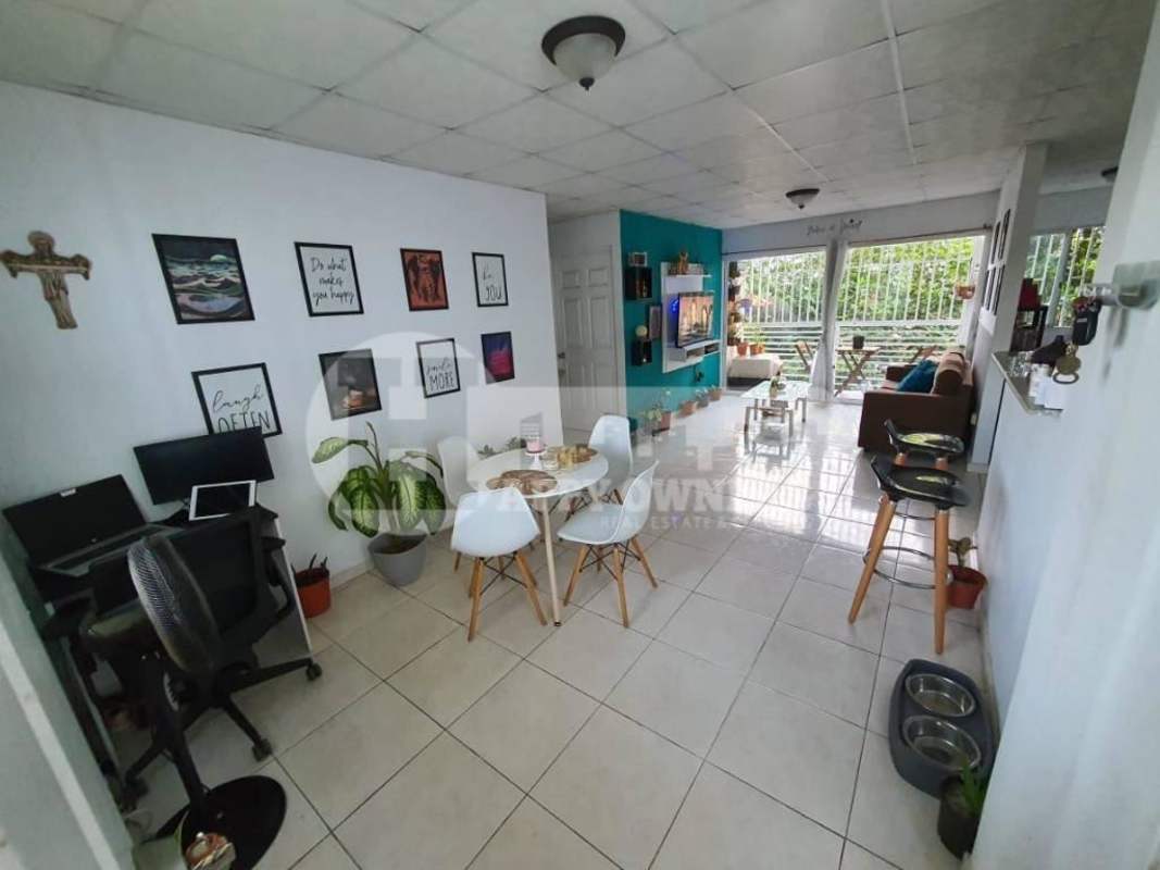 Second bedroom with closet and window at PH Ambar Pedregal Panama