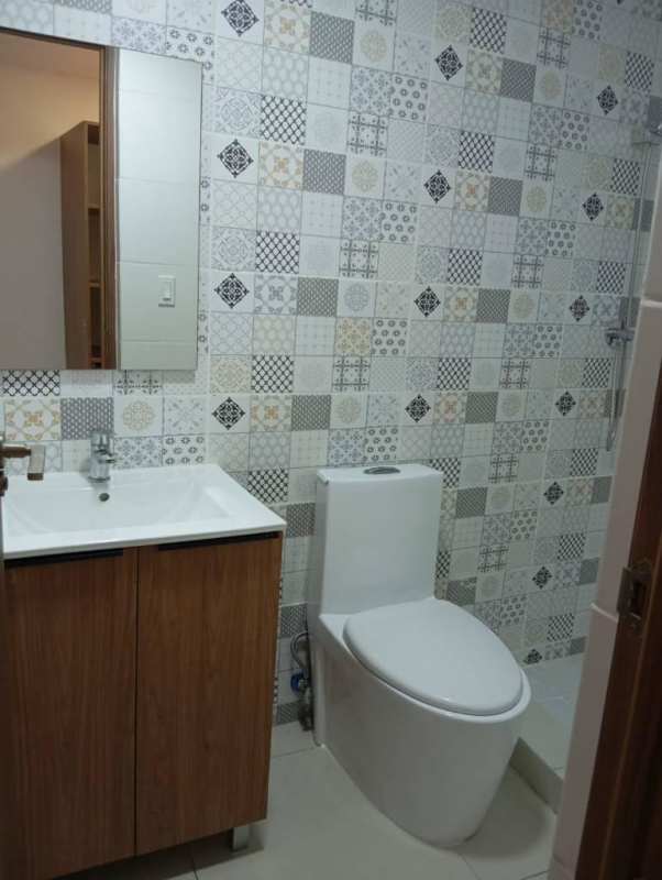 Spacious bedroom with walk-in closet and city view at PH Worldwide Plaza Campo Alegre Panama