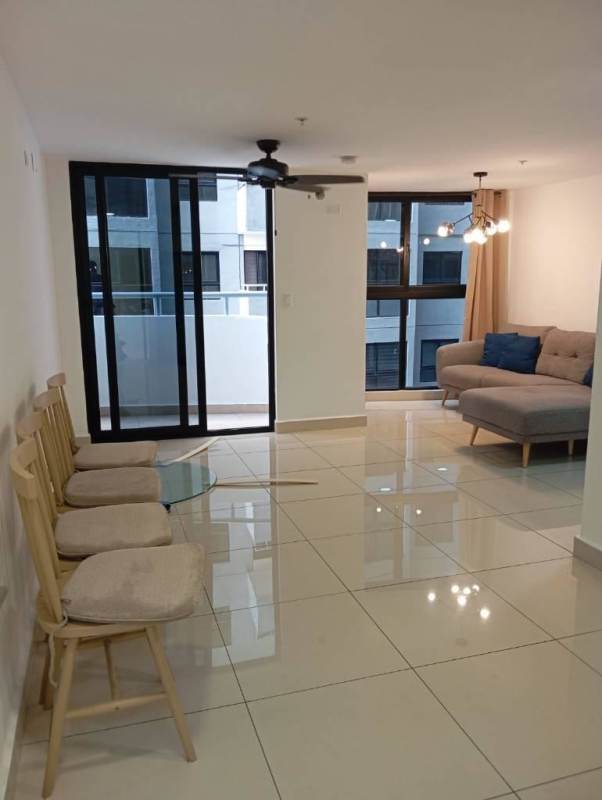 Modern rooftop swimming pool with panoramic views of Panama City skyline at Worldwide Plaza