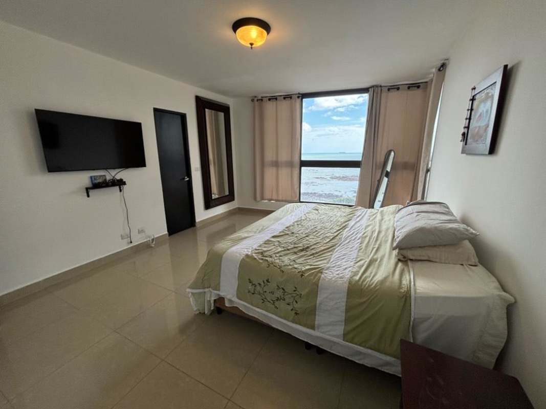Bright guest bedroom with city view windows, AC, built-in closet, PH Yacht Club Tower Panama