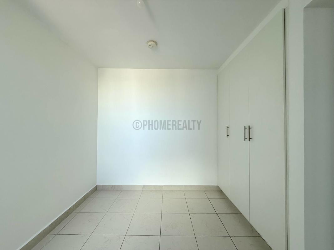 Clean modern bathroom with ceramic finishes PH Parque Lefevre Panama City