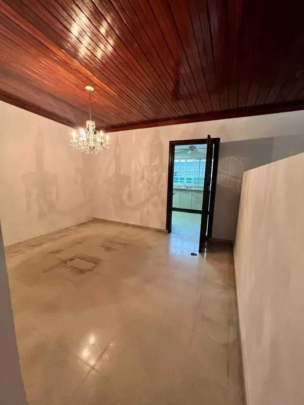 Traditional living room with wood-paneled ceiling, ceramic tiles, and natural light in San Francisco Panama home