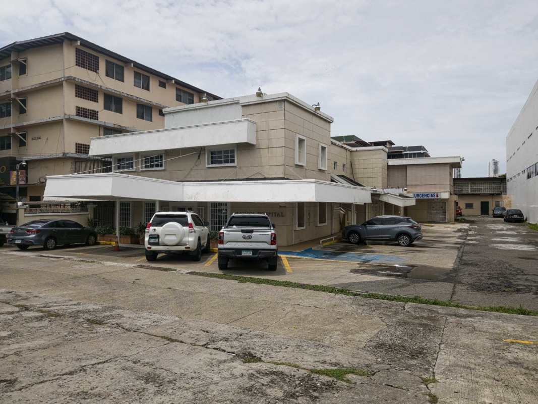 Reception area with ticket window and waiting chairs in Panama City clinic building