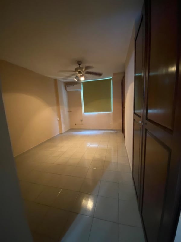 Empty bedroom with beige walls, built-in wardrobe, ceiling fan PH Valencia Bethania Panama
