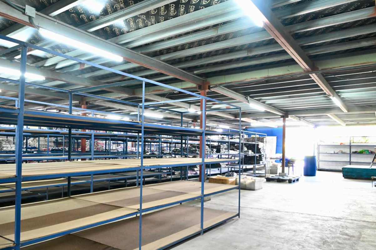 Basic commercial office spaces inside warehouse with AC and tiles Panama