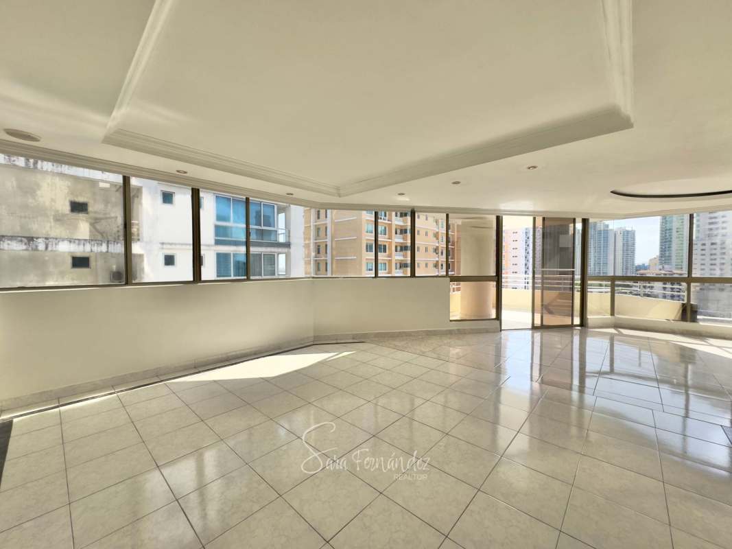 Large empty living room with city skyline views through floor-to-ceiling windows at PH Avenida Balboa Panama