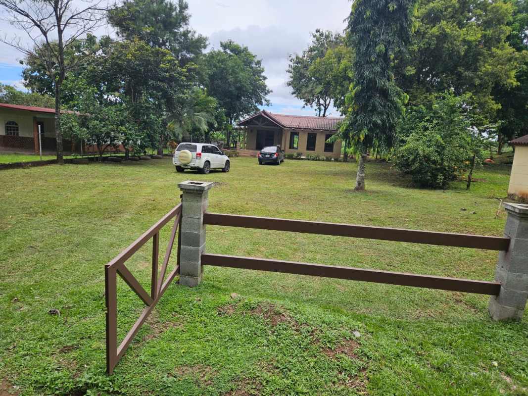 Country Style 2BR House with Garden in El Valle de San Martín