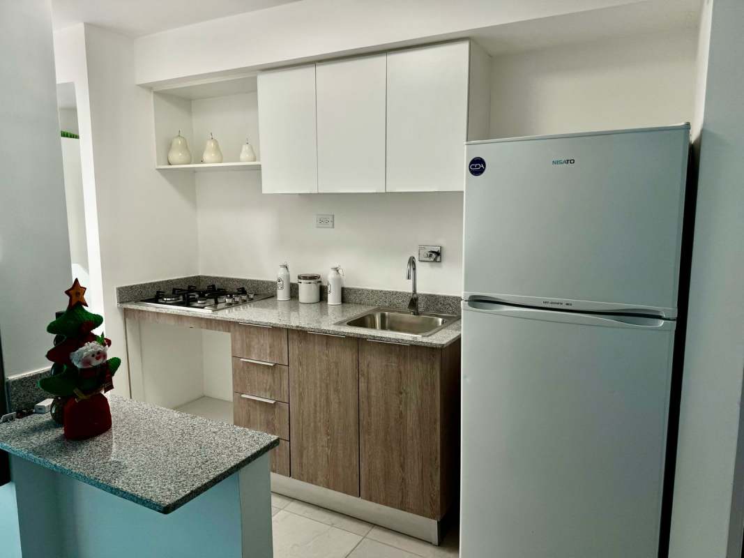 Bright bedroom with two twin beds large window natural light PH Los Pueblos Tower Panama