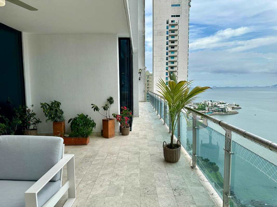Infinity swimming pool overlooking Pacific Ocean at luxury PH Aqualina Punta Pacífica Panama City