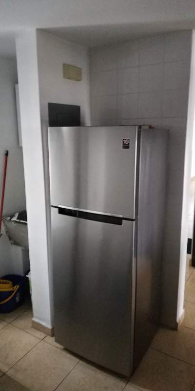 Space with stainless fridge, tiled wall PH Transistmica apartment Panama