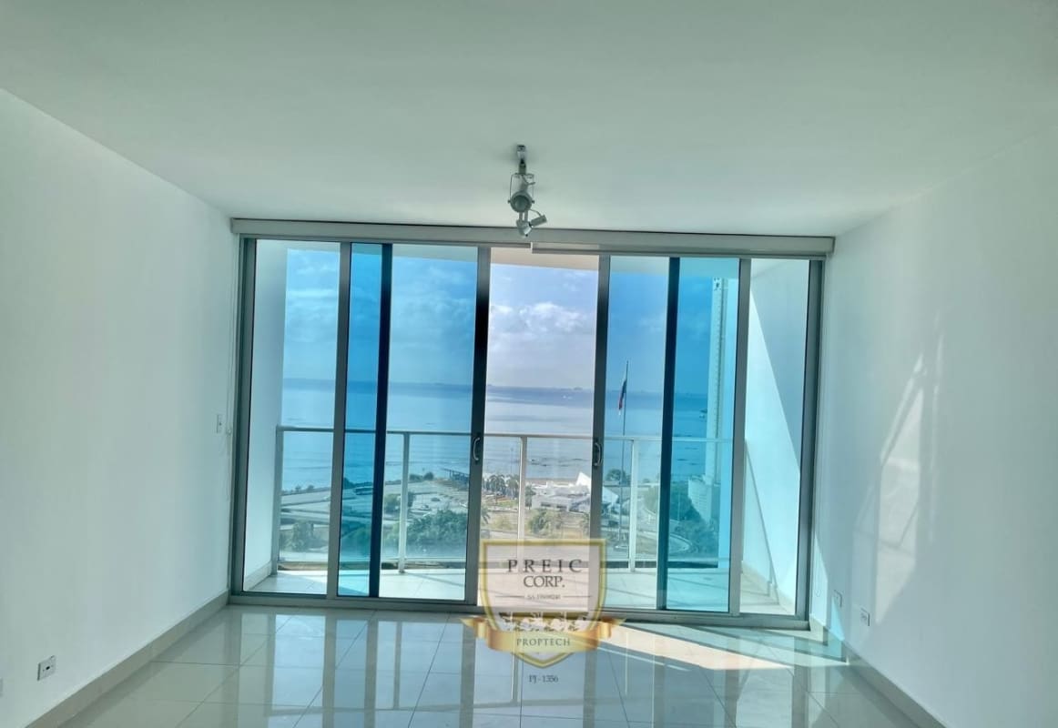 Outdoor pool with ocean and Panama City views in PH Serenity San Francisco