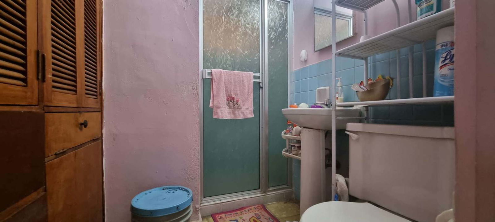 Living area with windows and tile floors in residential house Altos del Hipódromo Panther City