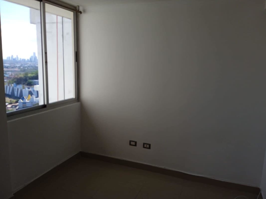 Empty bedroom with wardrobe and large window in Edificio Rokas Condado del Rey Panama