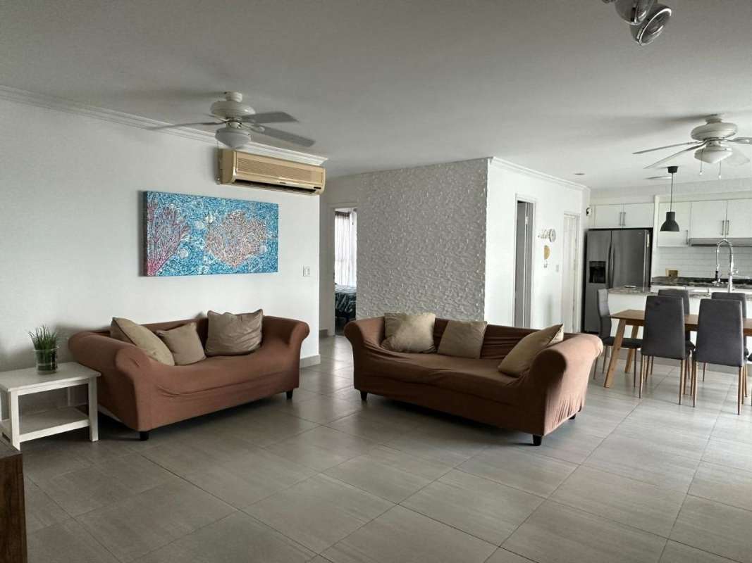 Kitchen with granite breakfast bar and appliances PH Riverside Coco del Mar Panama