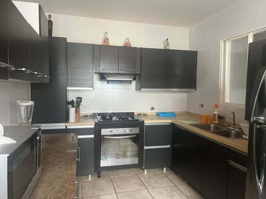 Granite counters, gas stove, double sink in modern PH Everest kitchen