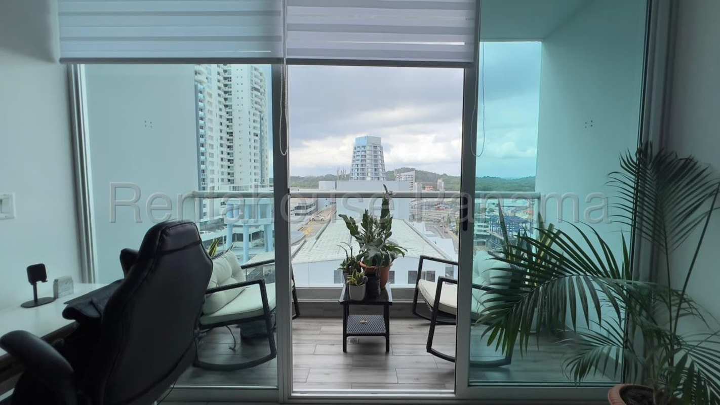 Bedroom with closet split AC large window in PH Vivendi Green Edison Park Panama