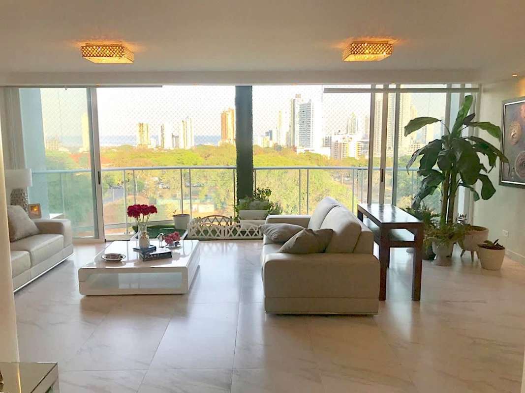 Luxury 5BR Apartment PH Hyde Park with Park Access