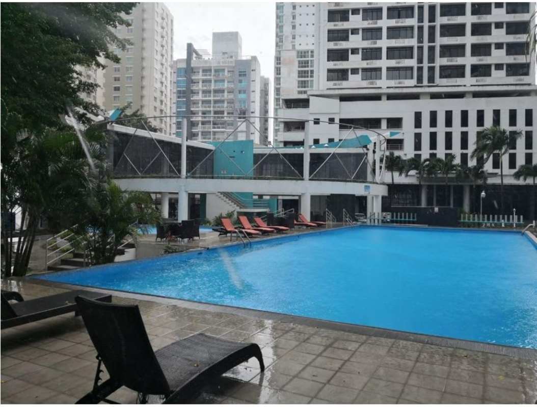 Skyline and bay view infinity pool in PH Deluxe Punta Paitilla luxury apartment Panama