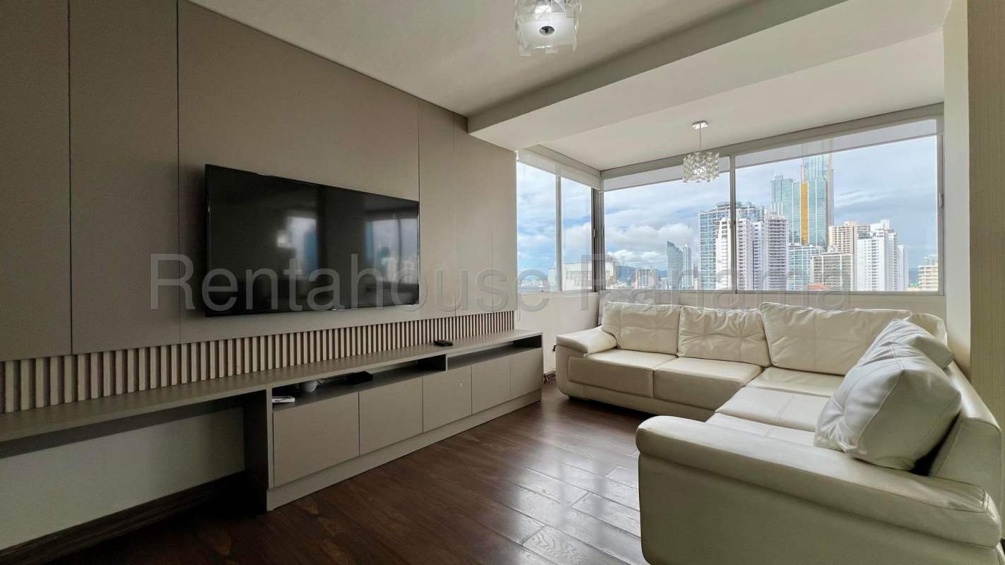 Modern bathroom with walk-in shower and tile finish PH Plaza Paitilla for sale Panama