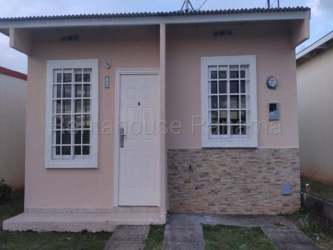 Single-story house with windows and stone accent La Chorrera Panama