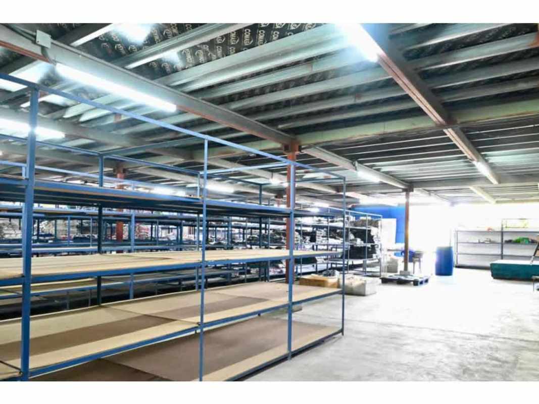 Warehouse partitions with wire mesh and industrial shelves for secure storage Panama